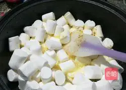 Illustration of how to make beef sandwich biscuits 3