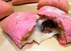 Illustration of how to make bean paste mochi and dragon fruit bread 1