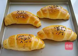 Illustration of how to make croissants 18