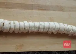 Illustration of how to make caterpillar bread 9