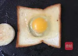 Illustration of how to make toasted sun-coated eggs 3