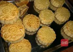 Illustration of making five-nut mooncakes 5