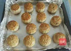 Illustration of how to make bean paste mooncakes 15