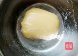 Illustration of how to make five-nut mooncakes 4