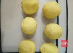 Illustration of how to make sweet potato cake with moon cake filling 5