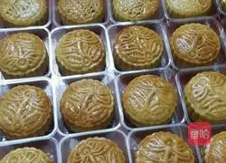 Illustration of how to make egg yolk lotus paste and whole grain mooncakes 7