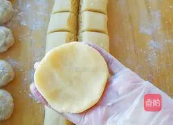Illustration of how to make egg skin mooncakes 10