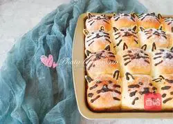 Illustration of how to make kitten squeeze buns 13