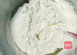 Illustration of how to make five-nut mooncakes 3