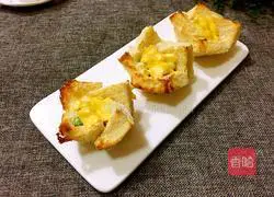 Illustration of how to make cheese salad toast cup 11
