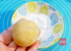 Illustration of how to make custard mooncakes 7