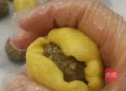 Illustration of how to make cashew nut mooncakes 10