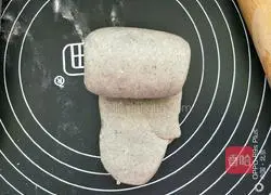 Black sesame and black rice spit Illustration of making bread 6