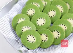 Illustration of how to make kiwi fruit shaped biscuits 16