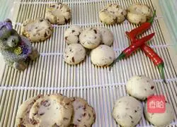 Man Illustration of how to make dried bilberries 8