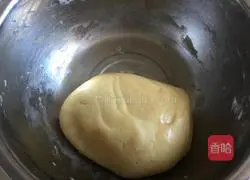 Illustration of how to make egg yolk and bean paste mooncakes 4