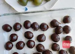 Illustration of how to make mini tiger mooncakes 7