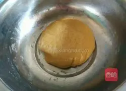 Illustration of how to make lotus paste and egg yolk mooncakes 3