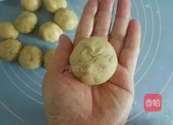 Illustration of how to make bean paste mooncakes 10
