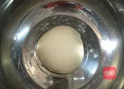 Illustration of how to make fresh meat mooncakes 2