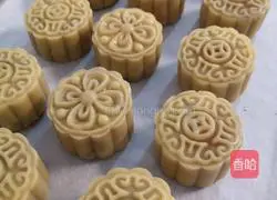 Cantonese lotus Illustration of how to make egg yolk mooncakes 10