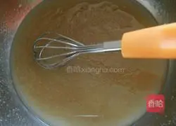 Illustration of how to make egg yolk and lotus paste mooncakes 1