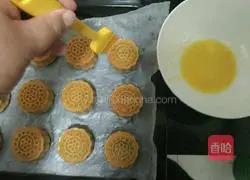 Illustration of how to make five-nut stuffed mooncakes 17
