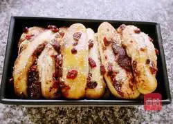 Illustration of making bean paste and cranberry toast 13