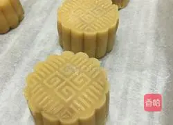 Cantonese style white lotus paste and egg yolk mooncake recipe 10