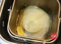 Illustration of how to make onion-flavored pork floss steak buns 3