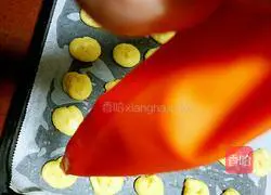 Illustration of how to make icing cream cookies 4