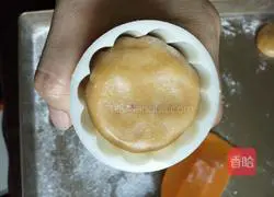 Illustration of how to make five-nut Cantonese mooncakes 5