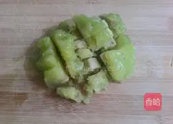 Illustration of how to make cartoon kiwi snow-skin mooncakes 1