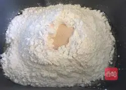 Illustration of how to make matcha honey bean toast 2