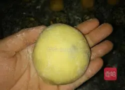 Illustration of making five-nut mooncakes 3