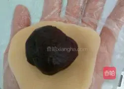 Cantonese red bean paste mooncake recipe illustration 5