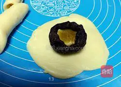 Illustration of how to make puff pastry mooncakes (egg yolk and bean paste filling) 10
