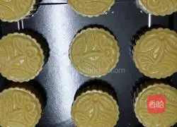 Illustration of how to make egg yolk, lotus paste and whole grain mooncakes 3