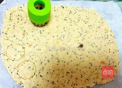 Illustration of how to make peanut, walnut and sesame whole grain biscuits 10