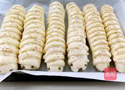 Caterpillar bean paste bread recipe 13