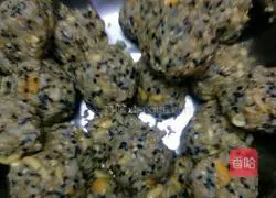 Illustration of how to make five-nut mooncakes 3