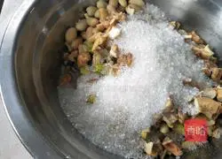 Illustration of how to make five-nut mooncake filling 7