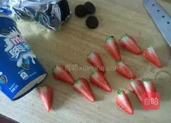 Illustration of how to make strawberry Oreos 12