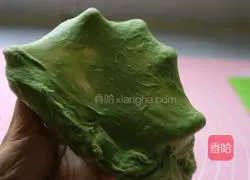 Illustration of how to make matcha honey bean toast 4