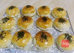 Illustration of how to make puff pastry mooncakes (egg yolk and bean paste filling) 13