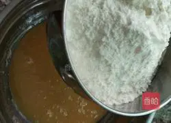 Cantonese five-nut mooncake recipe illustration 3