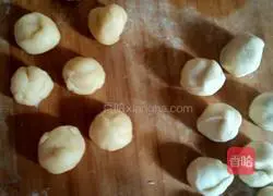 Illustration of how to make bean paste mooncakes 2