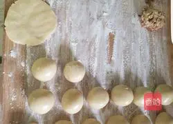 Illustration of how to make ham and five-nut mooncakes in the 1970s 6