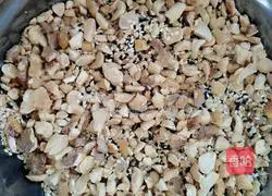 Illustration of how to make five-nut mooncake filling 4