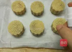 Lotus Paste and Egg Yolk Mooncake Recipe Illustration 12